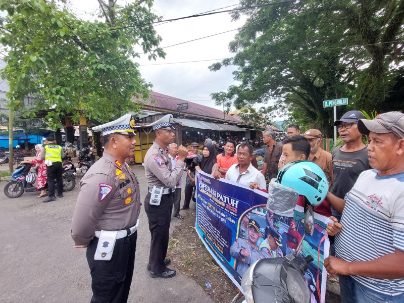 Satlantas Polres Inhu Bagikan Leaflet, Brosur Imbauan dan Helm Gratis