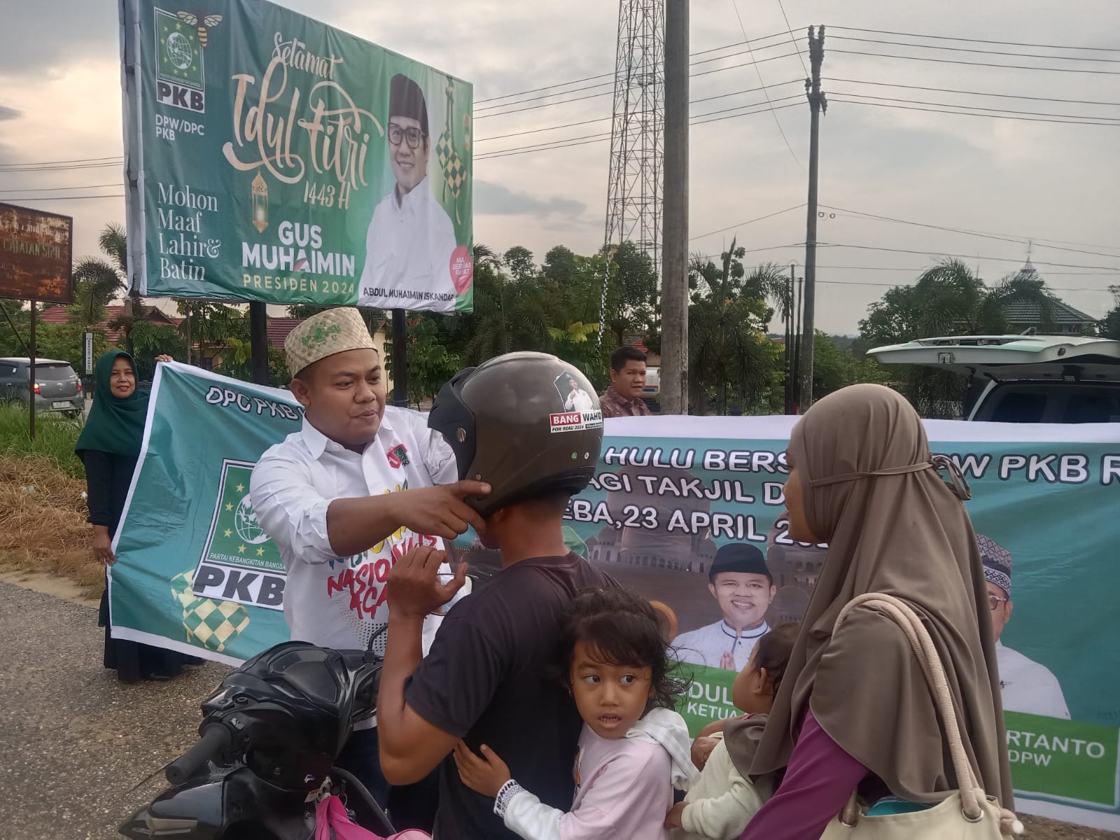 Peduli Keselamatan Dalam Berkendraan, DPC PKB Inhu Bagi Ratusan Helem Ke Masyarakat