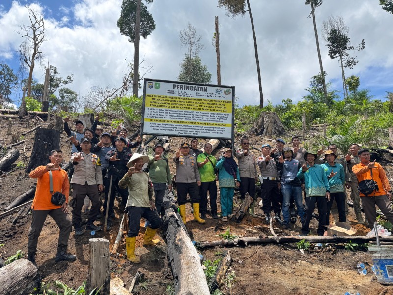 Polsek Batang Gansal Pasang Plang Himbauan di Lahan Bekas Terbakar di Desa Siambul
