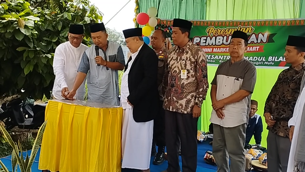 Di Moment Tahun Baru Islam 1445 H, Bupati Inhu, Resmikan Mini Market IMBI Mart Ponpes Imadul Bilad