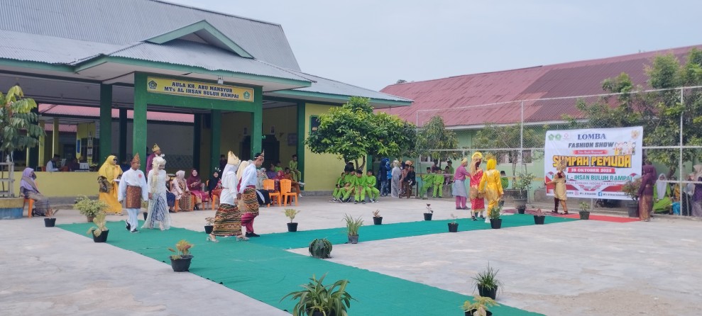 MTs Al Ihsan Buluh Rampai Meriahkan Sumpah Pemuda dengan Lomba Fashion Show Busana Adat