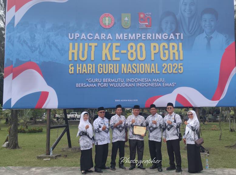 Semangat Guru Riau: Ikhzan Sally Rajab, S.Pd. Raih Penghargaan Kepala Sekolah Inspiratif di Hari Guru Nasional
