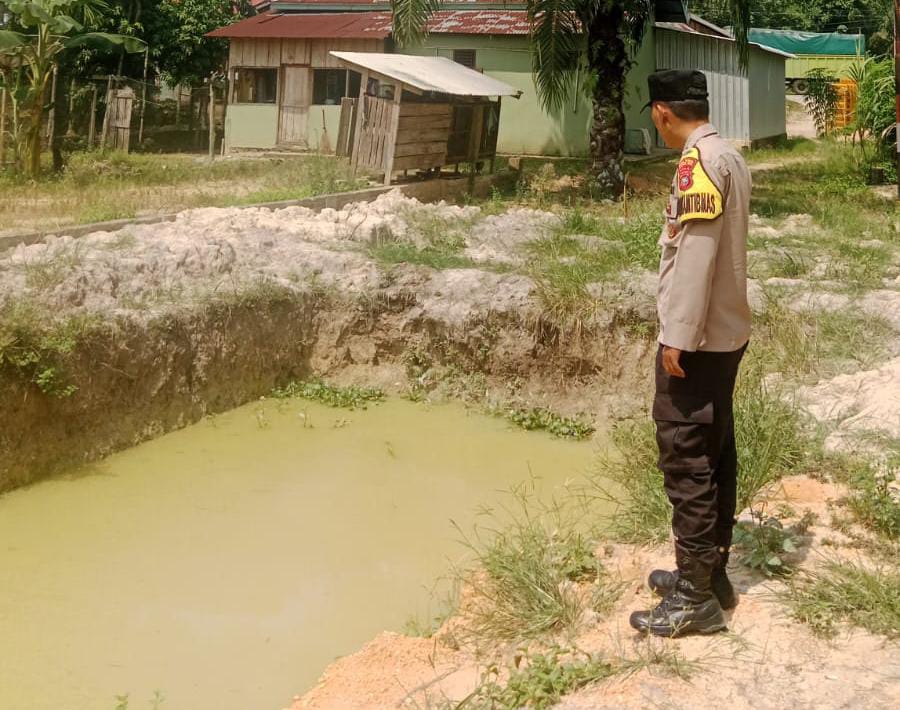 Bukan Cuma Sawah, Bhabinkamtibmas Seberida Cek Kolam Nila Warga Seresam: Ketahanan Pangan Ada di Air dan Darat