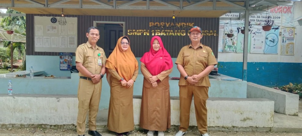 Pastikan Ujian Sekolah Berjalan Lancar, Plt. Camat Batang Gansal Lakukan Monitoring