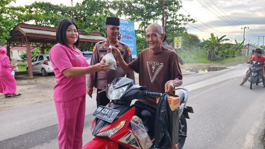 Polsek Kuala Cenaku Bagi Ratusan Takjil ke Masyarakat