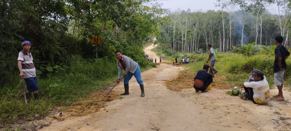 Jelang Lebaran Warga Desa Danau Tiga, Ramai-ramai Gorong Royong Perbaiki Jalan