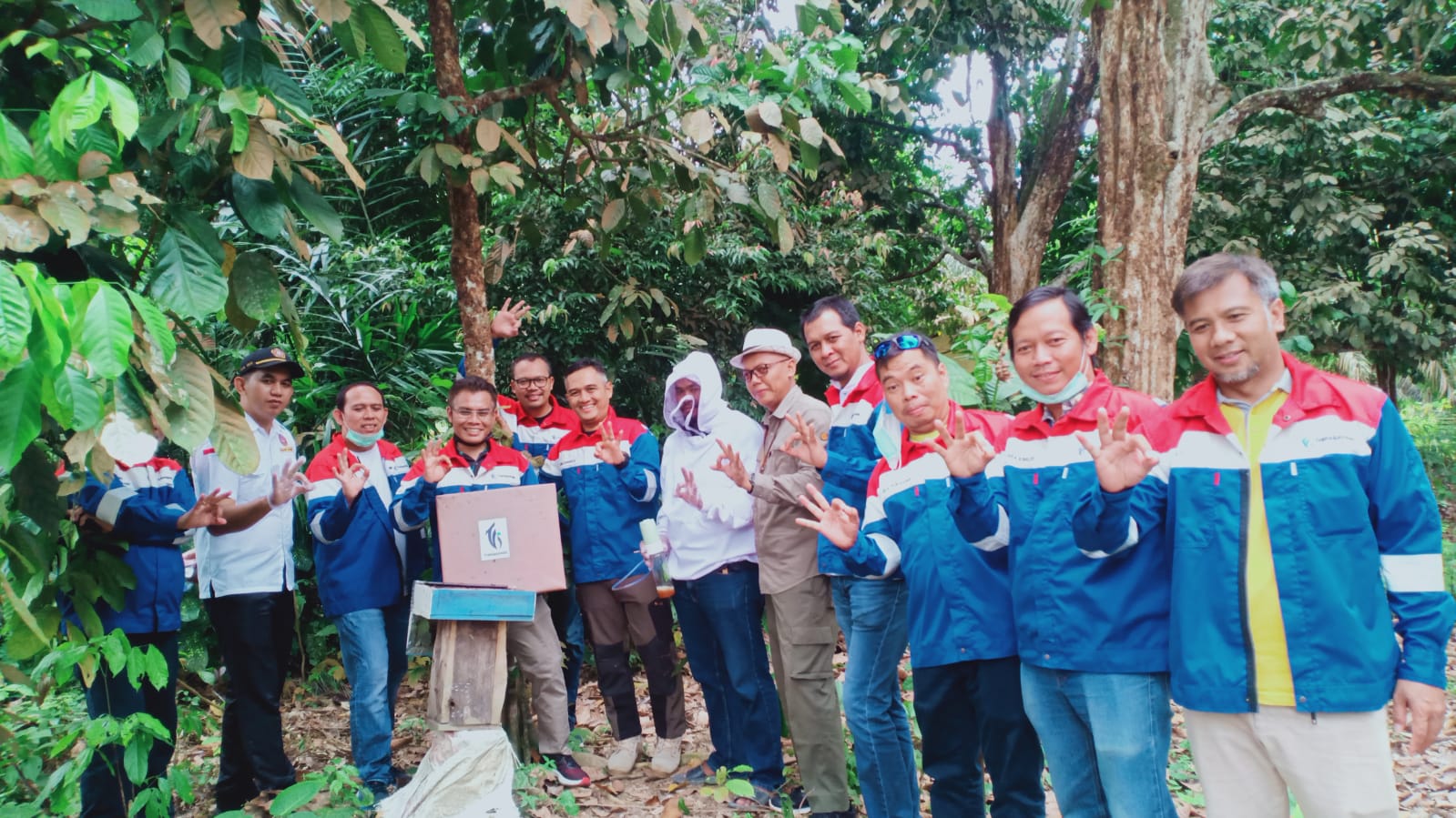 Manager PT.TGI Regional Office (RO) II, Tinjau Budidaya Madu Kelulut di Desa Sei Akar