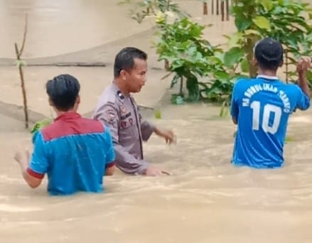Sigap, Bhabinkamtibmas Polsek Batang Cenaku Bantu Warga Saat Sungai Meluap