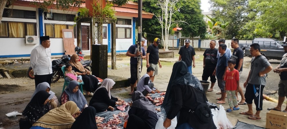 Camat Seberida Saksikan Pemotongan Hewan Kurban di Lingkungan Kantor Camat