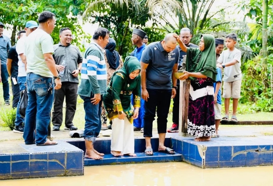 Kunjungi Kolam Loyang, Bupati dan Wabup Inhu Didoakan Tetua Adat
