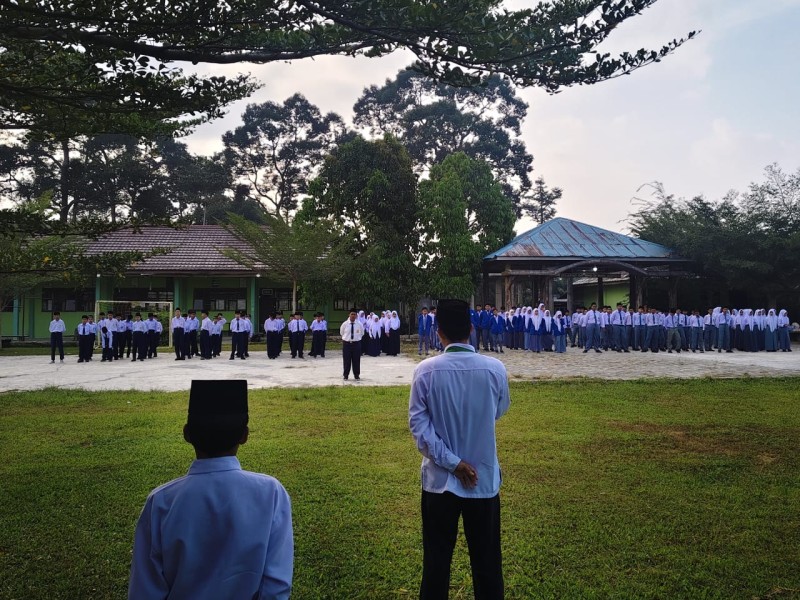 Keluarga Besar Madrasah Adzqia Batang Gansal Gelar Upacara Bendera Gabungan, Tanamkan Disiplin dan Karakter Siswa