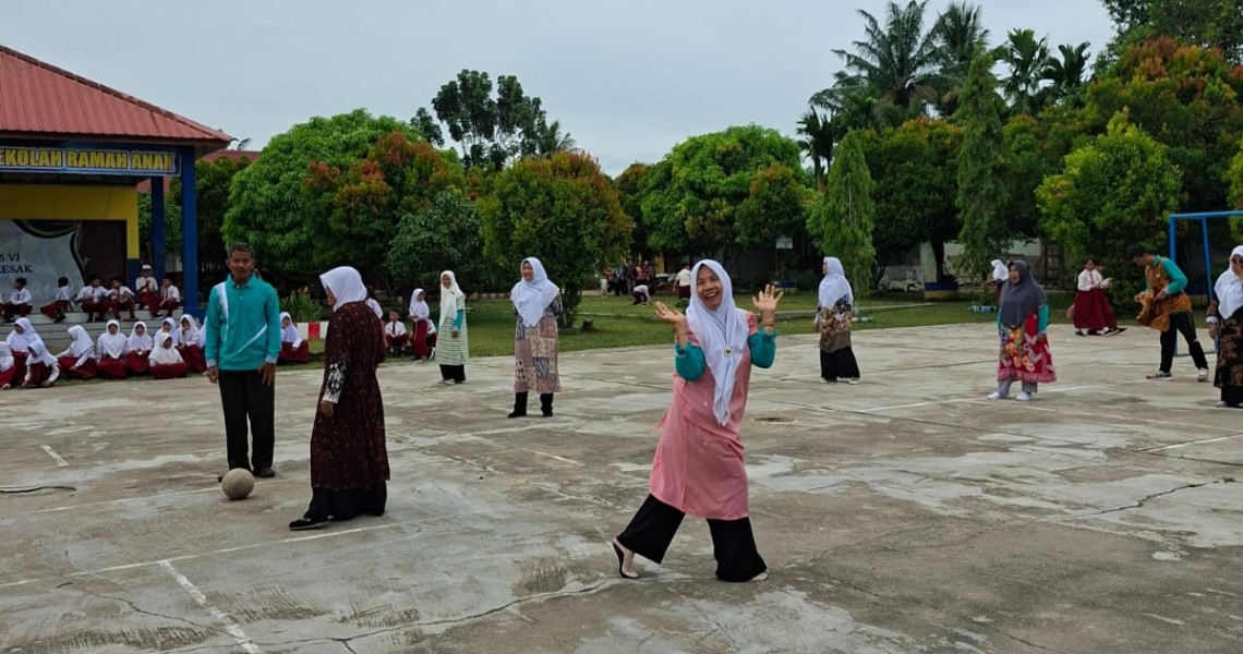 SDN 017 Titian Resak Suguhkan Aksi Bola Kaki Pakai Daster, Jadi Sorotan Paling Kocak di Peringatan HGN dan PGRI