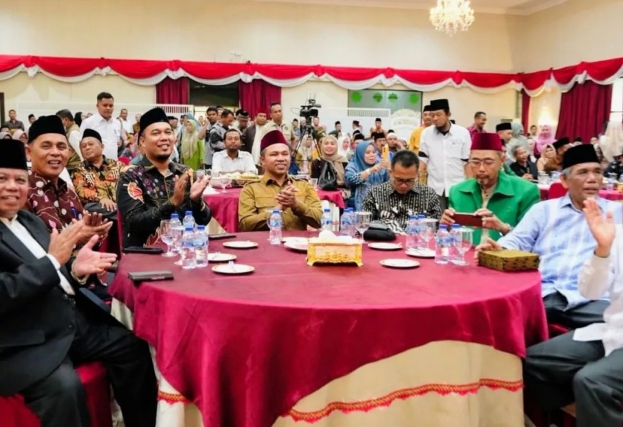 Bupati Inhu Ade Agus Hartanto Terima Cenderamata Sebagai Alunmni UIN Suska Riau yang Menjabat Kepala Daerah