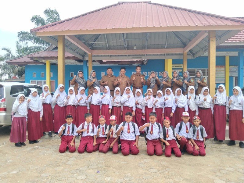 Hari Pertama Sekolah, SDN 018 Sei Arang Sambut Murid Baru dengan Upacara Bendera dan MPLS
