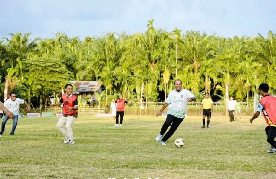 Bupati Inhu Buka Turnamen Sepak Bola U-13 se-Kecamatan Rengat Barat, Dorong Pembentukan Sekolah Sepak Bola di Tiap Desa