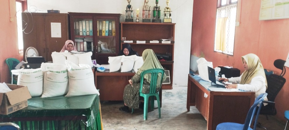 1.100 KK di Pangkalan Kasai Terima Bantuan Beras 30 Kg dari Pemerintah
