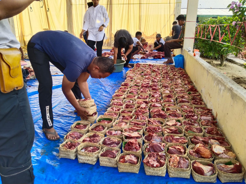 Polres Inhu Bagikan Daging Kurban Gunakan Besek, Meminimalisir Penggunaan Sampah Plastik