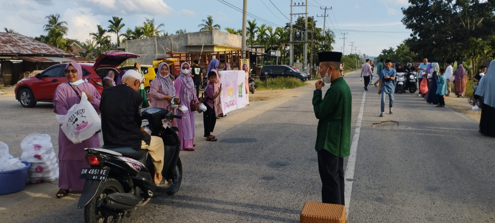 PAC PKB Kecamatan Seberida Berbagi 500 Takjil Kepada Para Pengguna Jalan Lintas Selatan