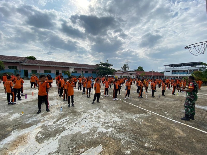 Babinsa Koramil 03/SBD Latih PBB, Olahraga Bersama dan Wawasan Kebangsaan di Yayasan Rey English Studies