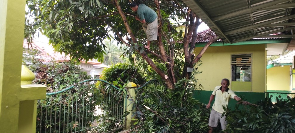 Manfaatkan Waktu Libur, Penjaga Sekolah Lakukan Bersih-bersih Lingkungan