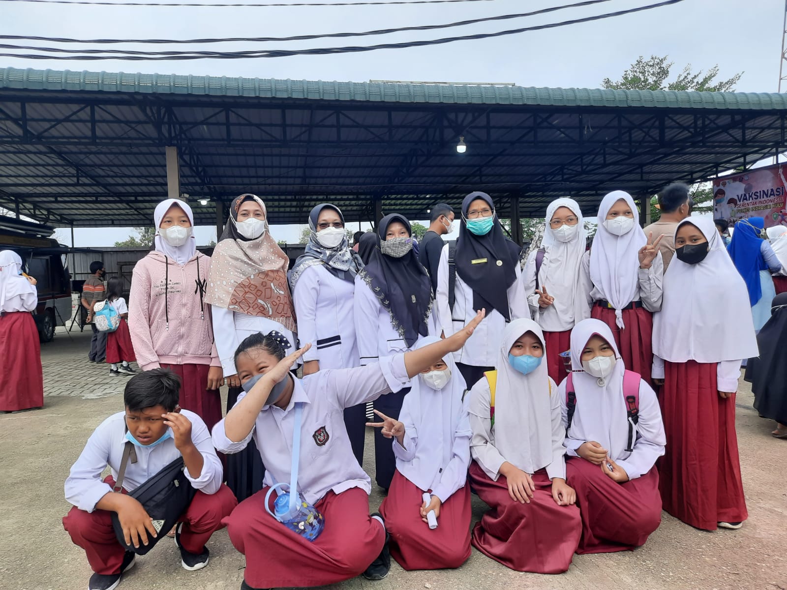 Ratusan Siswa SD Dan Masyarakat Di Kecamatan Sebrida Inhu Ikuti Vaksin Serentak Indonesia