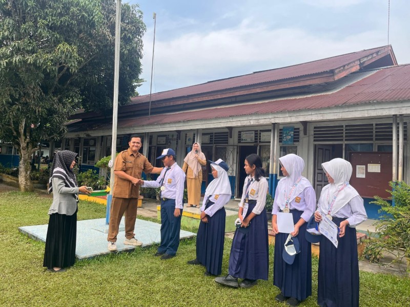 SMPN 1 Batang Gansal Buktikan Ketangguhan, Tiga Siswanya Bawa Pulang Medali di Karate Kids 2 Riau Open 2025