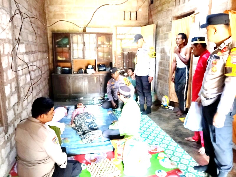 Polsek Rengat Barat Gelar Jumat Berkah, Bantu Warga Penderita Tumor Ganas di Desa Tanah Datar