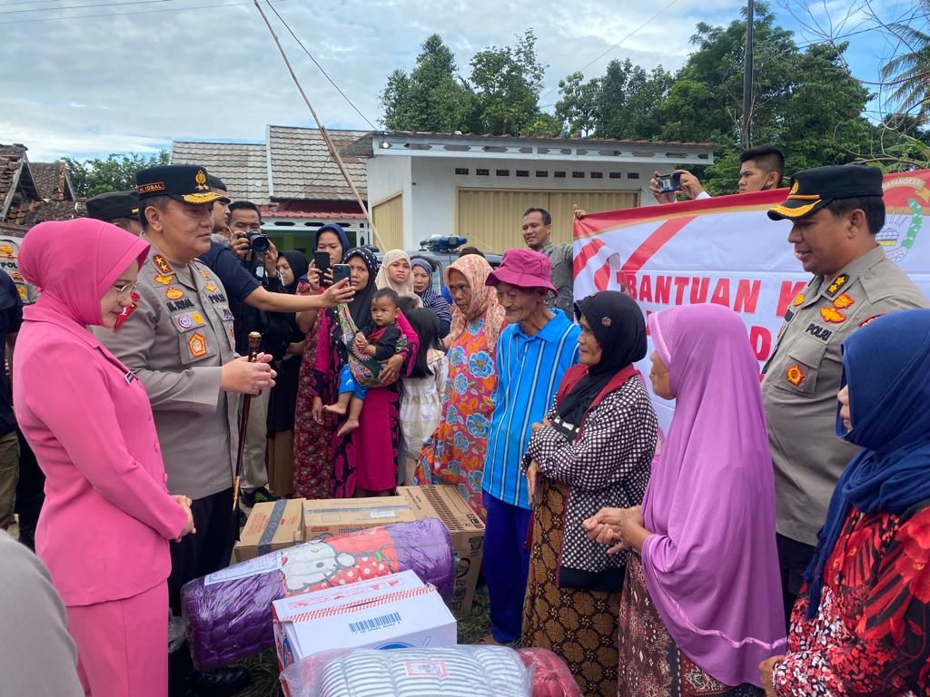 Irjen Iqbal Turun Langsung Serahkan Bantuan Korban Gempa Cianjur
