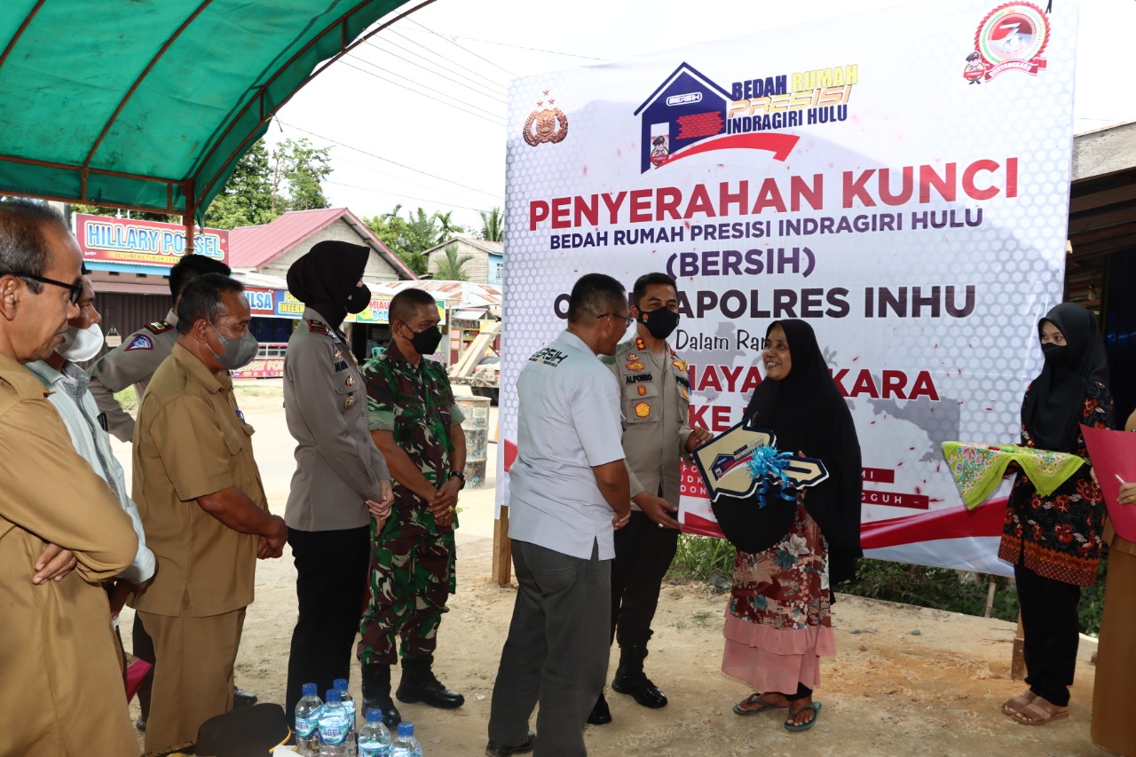 Hadiah Hari Bhayangkara, Murniati Terima Kunci Rumah Program Bersih dari Kapolres Inhu