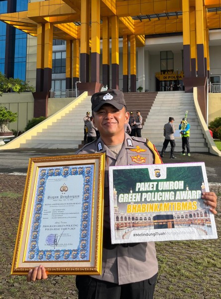Bripka Ade Rahmad Rizki dari Polres Inhu Raih Penghargaan Green Policing Award dan Hadiah Umroh dari Kapolda Riau