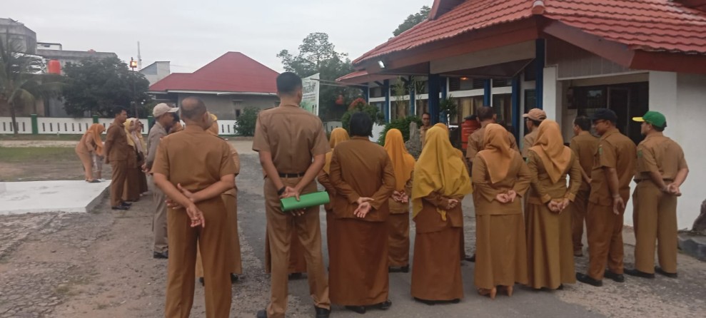Kepala BKP2D Inhu Tekankan Disiplin ASN Saat Apel Gabungan di Kecamatan Seberida