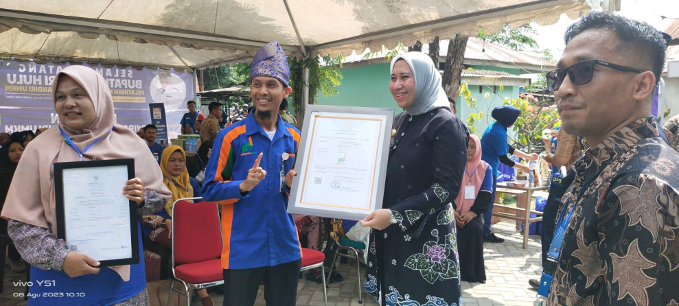 Bupati Inhu Serahkan Sertifikat Merk Dagang Indragiri Mart