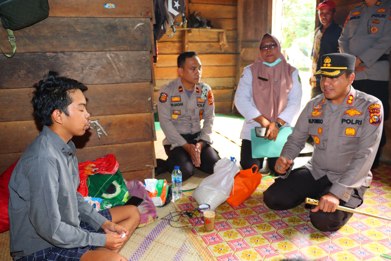 Peduli Talang Mamak, Kapolres Inhu Berikan Yankes Gratis, Bansos dan Antar Warga Berobat