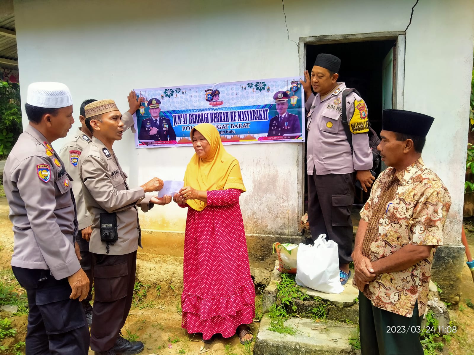 Nenek Zahara Didatangi Tim Jubah Emas, Polsek Rengat Barat