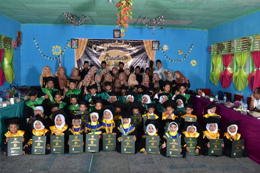 MIS dan RA Nurul Hidayah Sungai Akar Wisuda 43 Santriawan dan Santriawati