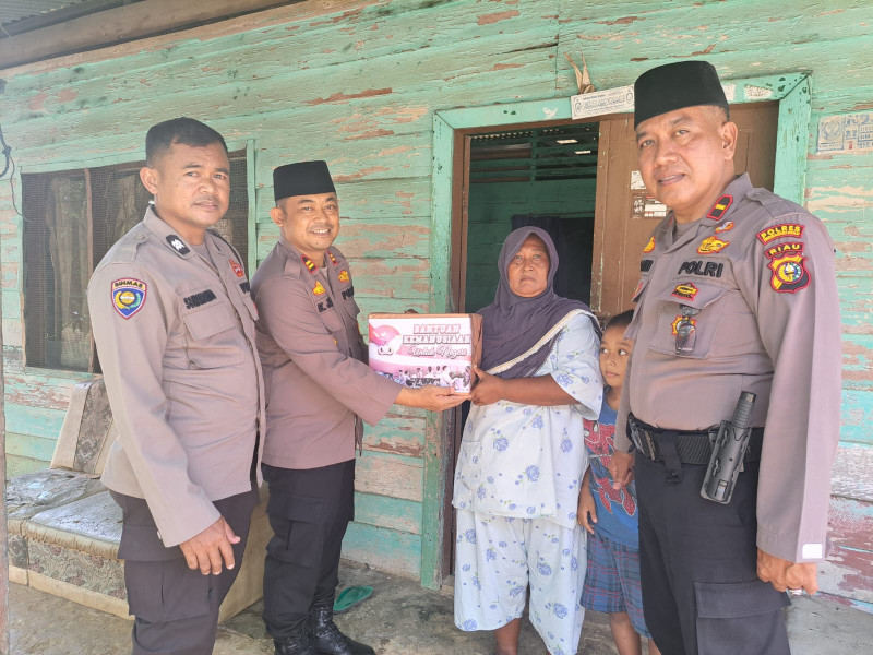 Polsek Lirik Salurkan Bantuan Kemanusiaan di Dua Desa