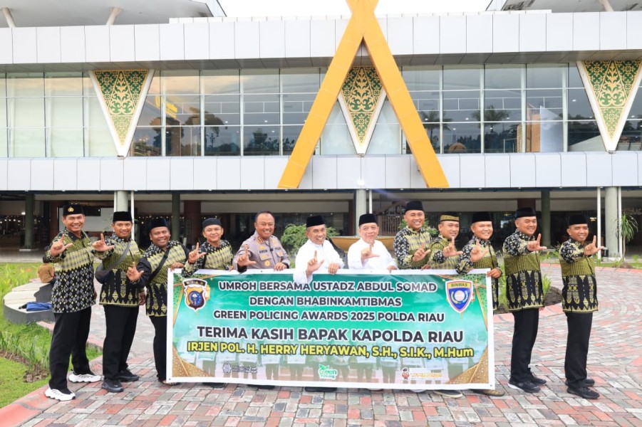 Polda Riau Berangkatkan 10 Bhabinkamtibmas Berprestasi Umroh, Apresiasi Green Policing Award