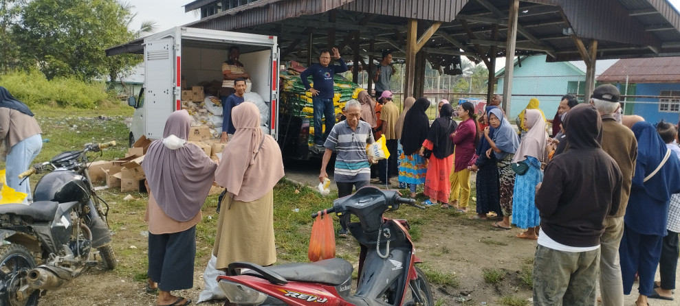Paket Sembako Murah di Serbu Warga
