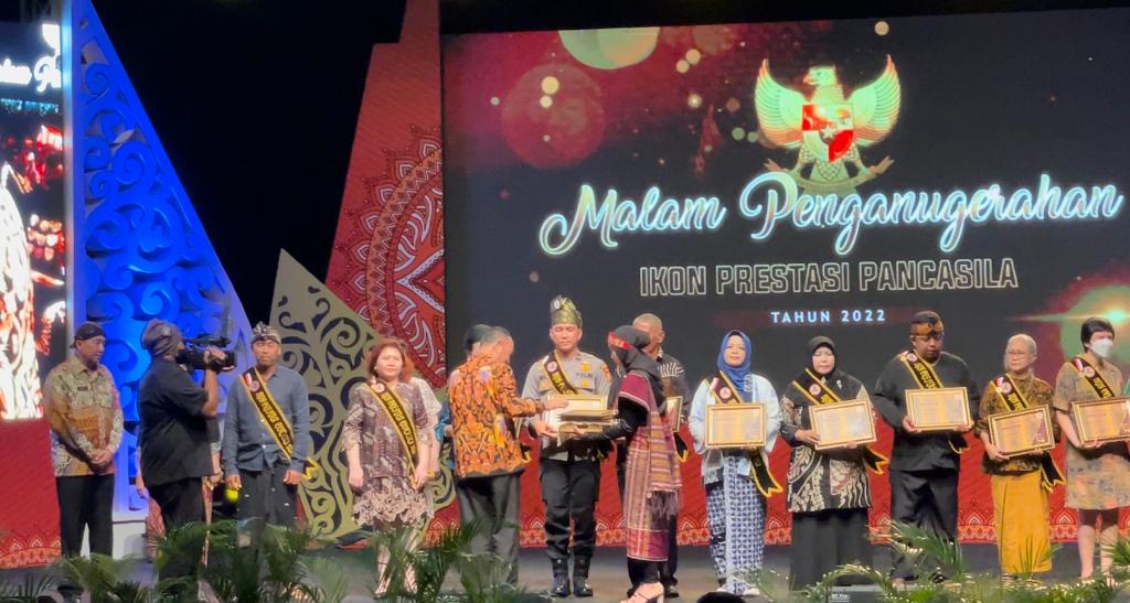 Dijuluki Sosial Tinggi, Ipda Ripal Indrawata Terima Anungrah Dari Ikon Prestasi Pancasila 2022 di Yogyakarta