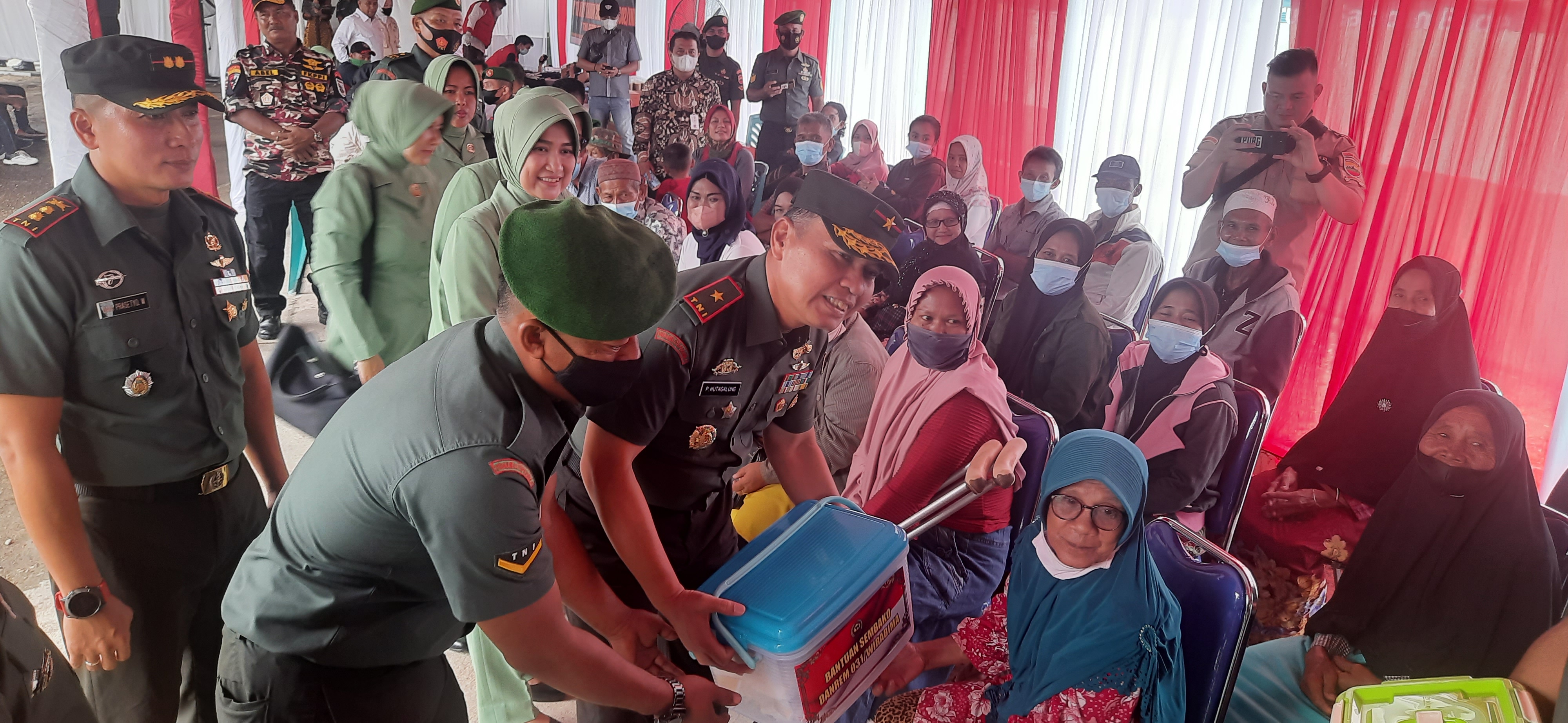 Danrem 031 Wirabima Didamping Dandim Inhu Bagikan Sembako Ke Kaum Duafa