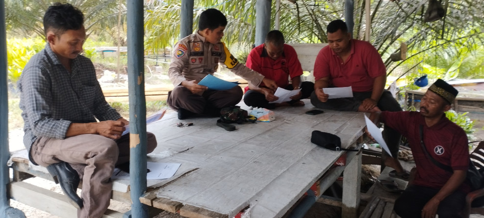 Bhabinkamtibmas Polsek Batang Gansal Berikan Himbauan Karhutla Kepada Warga