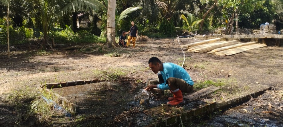 Berikut narasi yang sudah ditambahkan kutipan dari Bah Surya:   ---  Sumur Bor Warga Desa Danau Tiga Bawa Berkah, Air Mengalir Deras Tanpa Bantuan Mesin  DANAU TIGA – Kabar menggembirakan datang dari warga Desa Danau Tiga, Ke