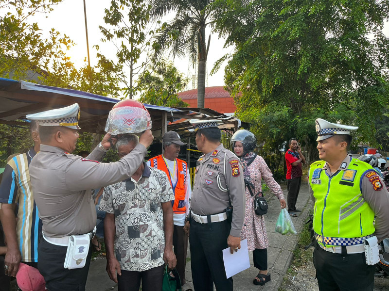 Kegiatan Preemtif Ops Zebra, Satlantas Polres Inhu Bagikan Helm Gratis