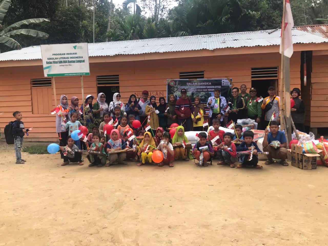 Dinas Pendidikan Kabupaten Inhu Bersama Pengurus PGRI dan Teman Didik Mengunjungi Sekolah Pedalaman Suku Talang Mamak.