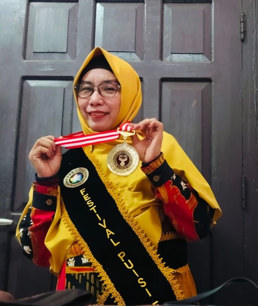 Bangga! Kepsek SDN 021 Berapit Inhu, Ilah Nafilah Raih Anugerah Rekor MURI