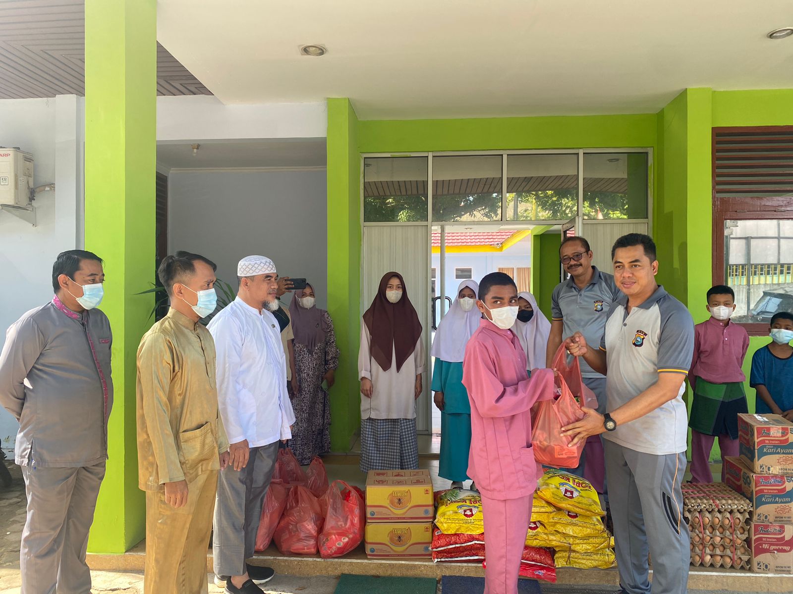 Kunjungi Panti Sosial, Biro SDM Polda Riau Salurkan Ratusan Paket Sembako
