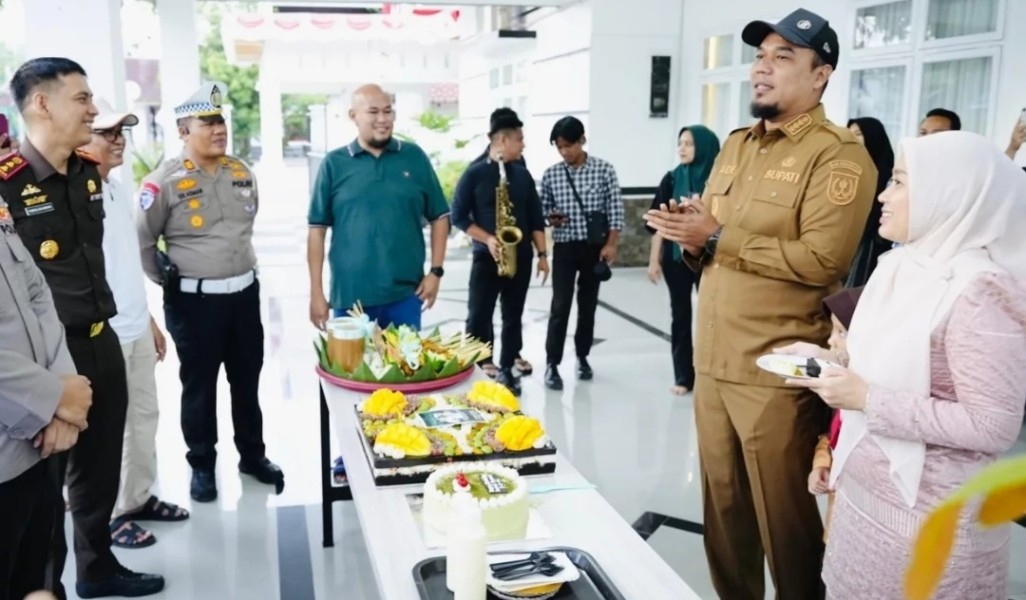 Pagi Spesial Bupati Ade, Ultah ke-42 dapat Kejutan dari Forkopimda Inhu